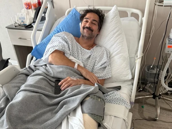 Imagem associada à matéria: Alfonso Herrera, ex-RBD, mostra recuperação após cirurgia no joelho