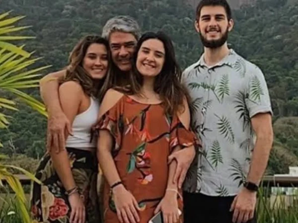 Imagem associada à matéria: William Bonner faz tatuagem em homenagem aos filhos trigêmeos