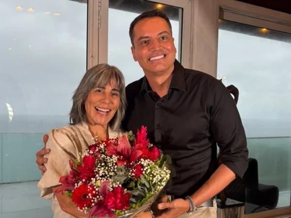 Imagem associada à matéria: Glória Pires grava entrevista para novo programa de Leo Dias na Band