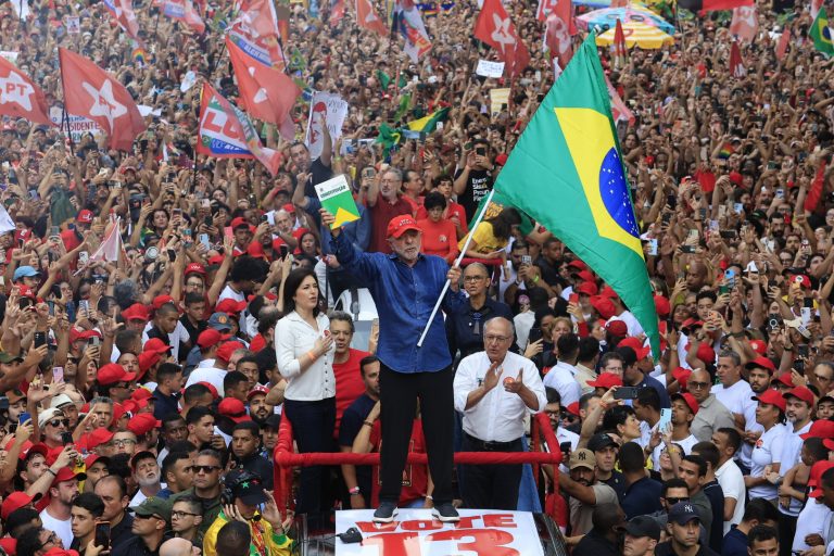 Lula em caminhada na avenida Paulista