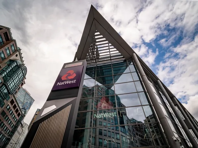 Prédio e placa do banco NatWest