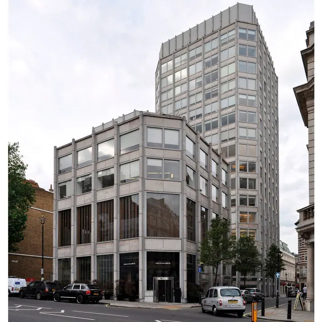 Edifício histórico associado à revista The Economist, em Londres