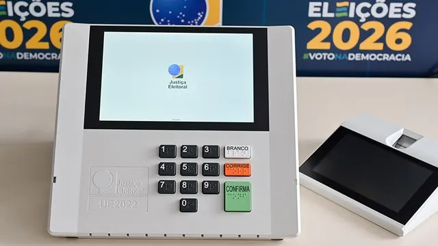 Urna eletrônica brasileira preparada para as eleições de 2026