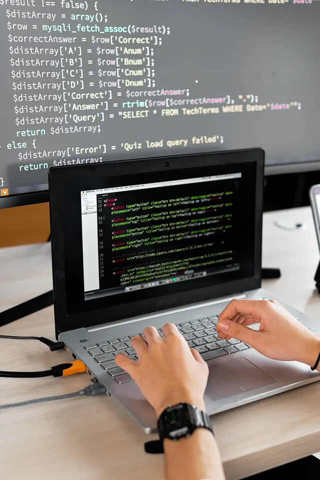 Profissional programando em computador com linhas de código