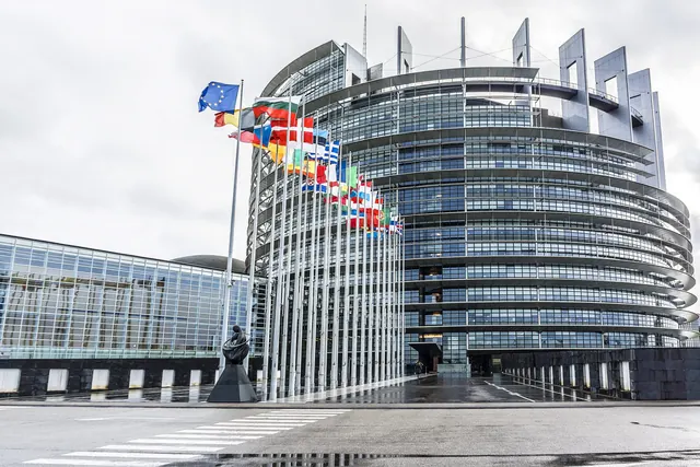 Sede do Parlamento Europeu em Estrasburgo, com bandeiras