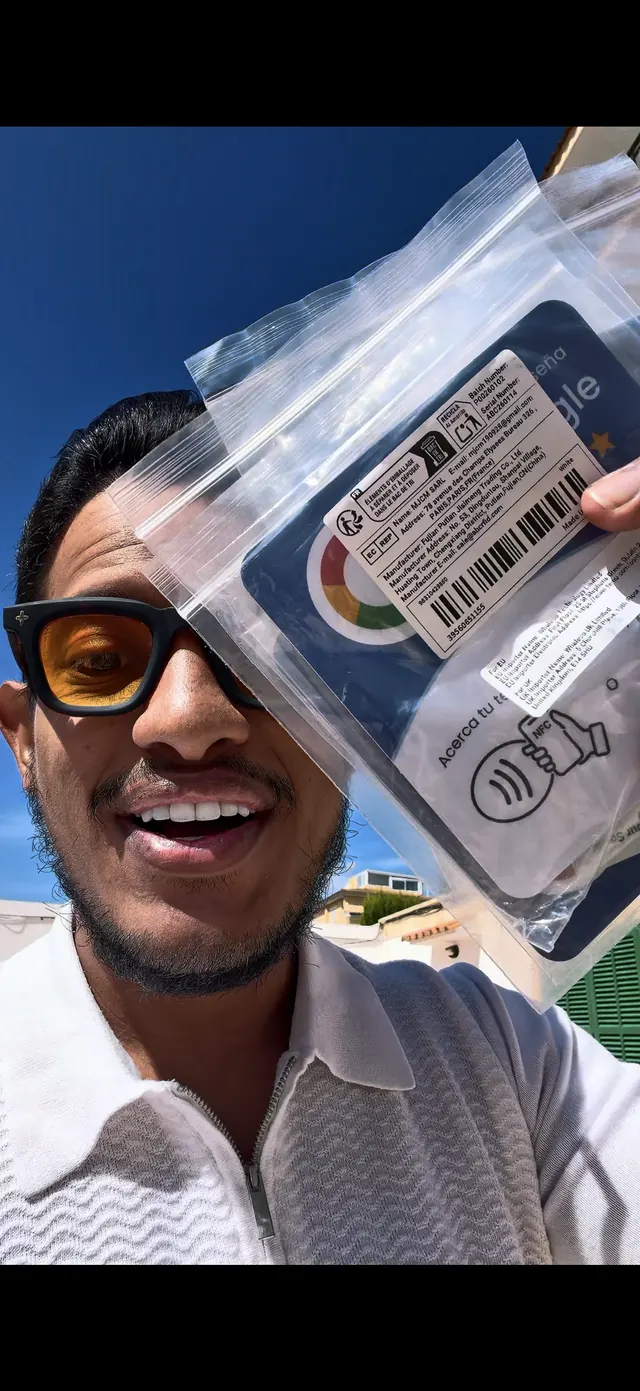 Vinicius Xavier mostrando plaquinhas NFC para acesso às avaliações no Google