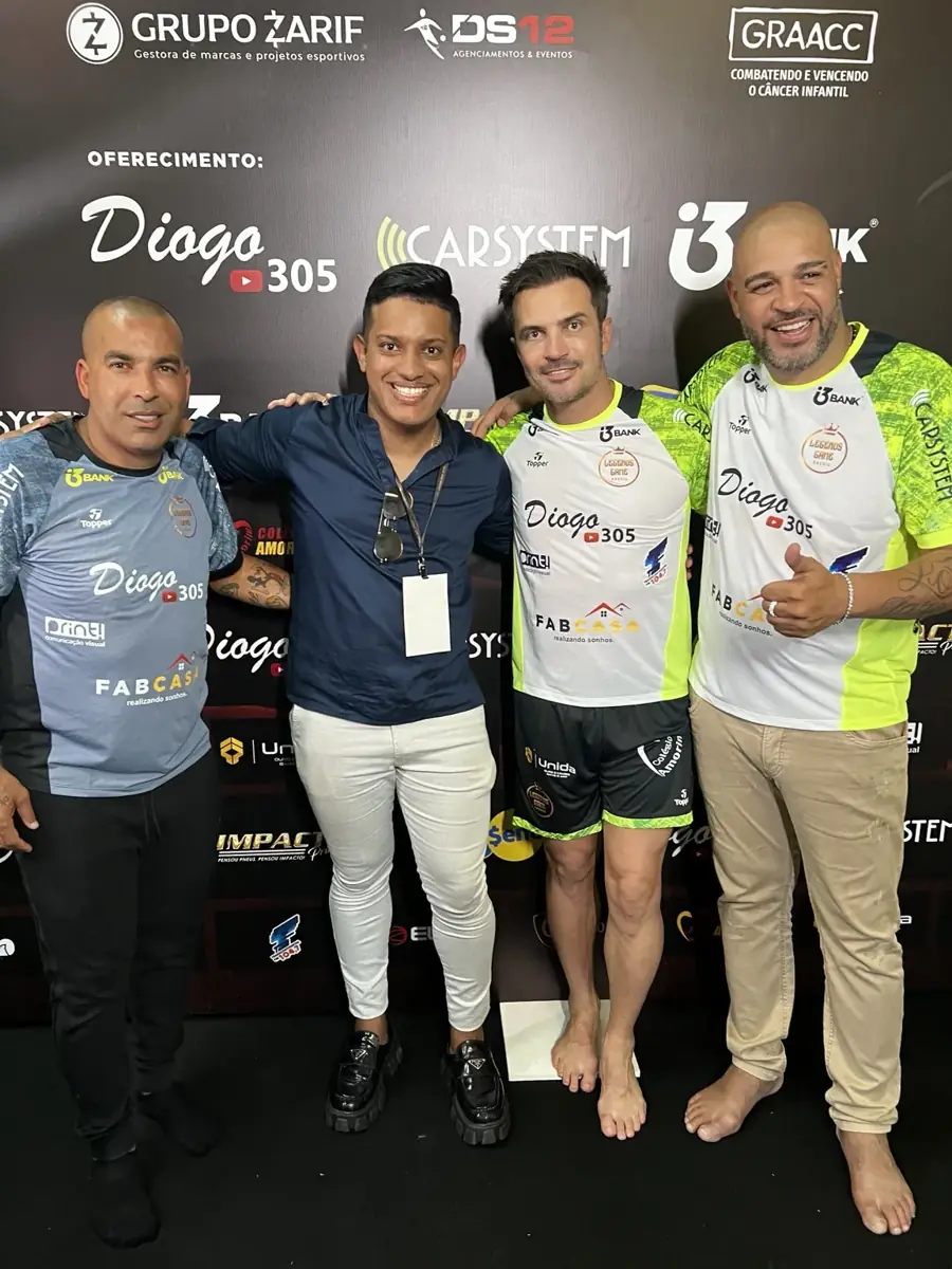 Vinicius Xavier em encontro com Emerson Sheik, Falcão e Adriano Imperador, registro fotográfico do acervo pessoal